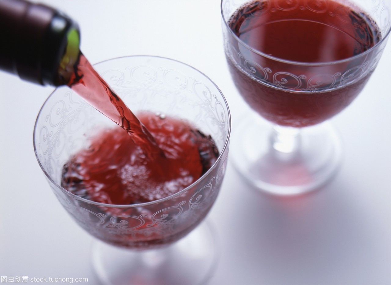 含酒精飲料,俯拍,傳布,酒類,高角度,橫構(gòu)圖,無人,攝影,酒精,酒,物體,飲料,眼鏡,view from above,彩色圖片,photography,horizontal image,棚拍,nobody,兩個,alcohol,酒杯,glasses,pouring,紅葡萄酒,drink,白色背景,wine,紅酒杯,object,美食蔬果